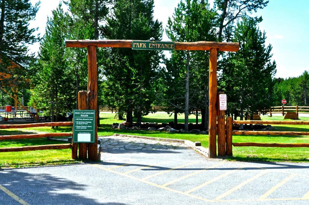 Sawtelle Mountain Resort Island Park Exterior photo